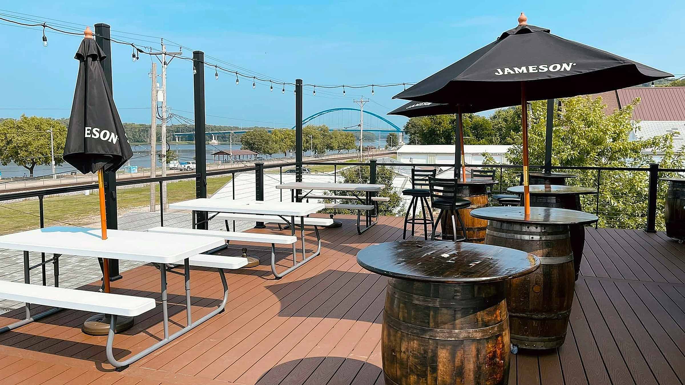Sippi-Side Pub & Grill